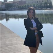 Sono laureata in lettere moderne, amo i libri, le materie umanistiche e lo yoga